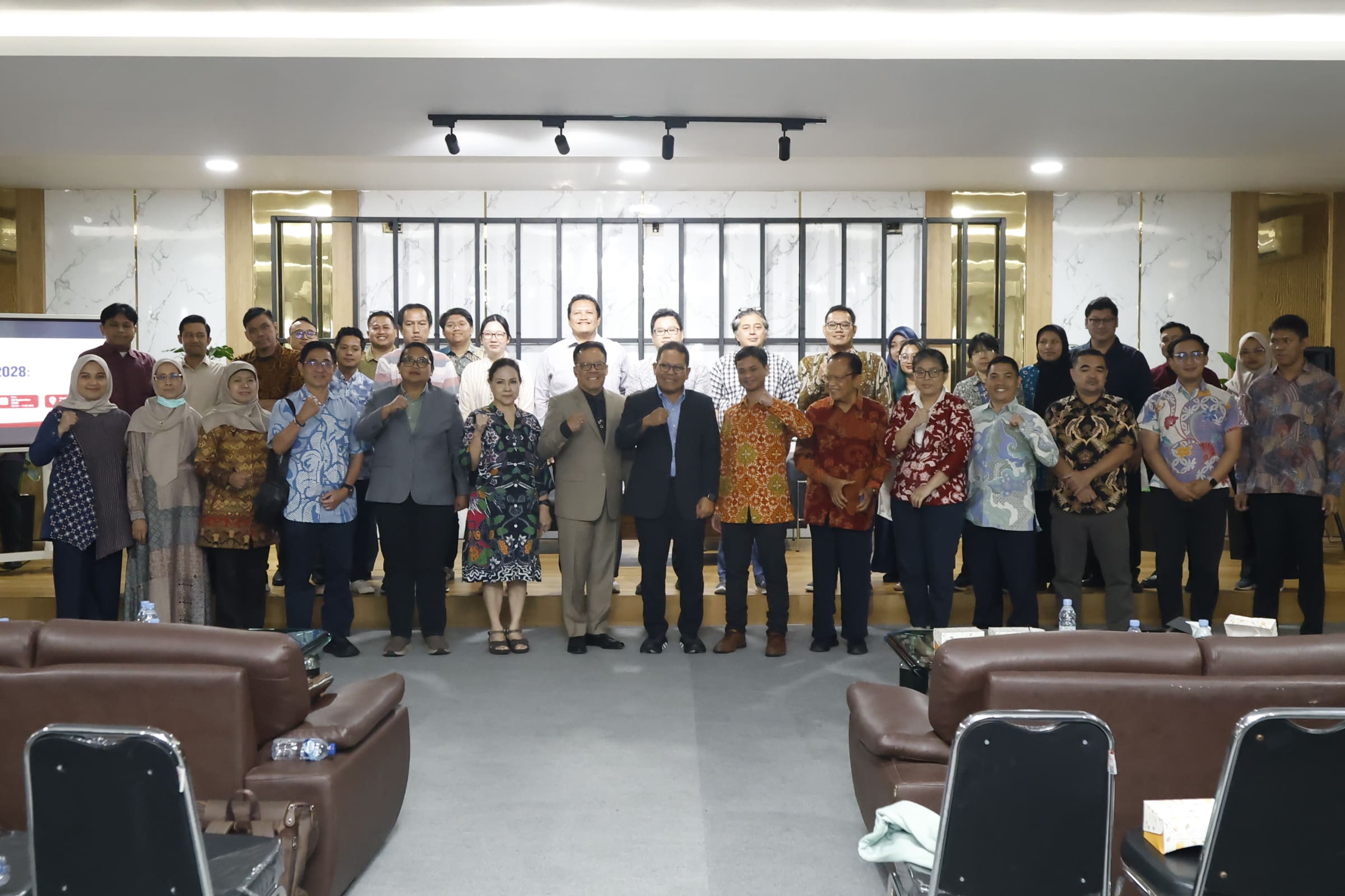 Prof. Ari Purbayanto berfoto bersama pimpinan dan peserta seminar President University